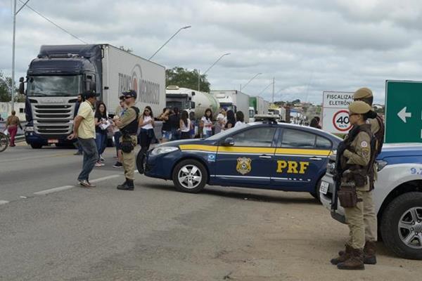 Manifestantes fecham a BR116 em Poções